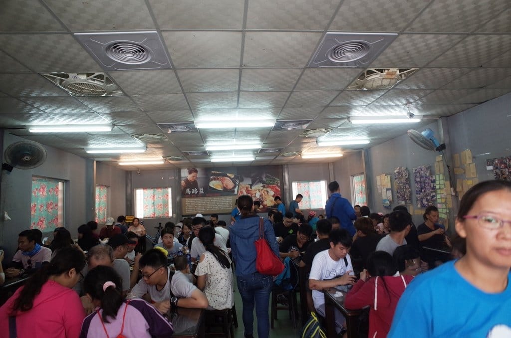 【好食分享】澎湖馬公〝必吃的〞 超人氣燒肉飯 馬路益，豔陽高照還是大排長龍滿滿的人。