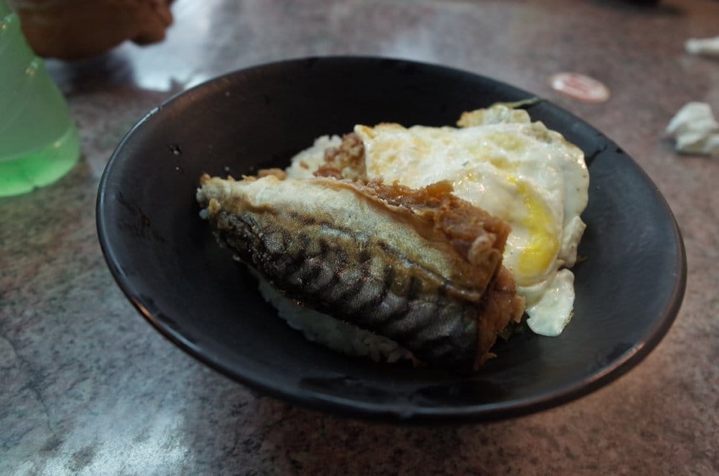 【好食分享】澎湖馬公〝必吃的〞 超人氣燒肉飯 馬路益，豔陽高照還是大排長龍滿滿的人。