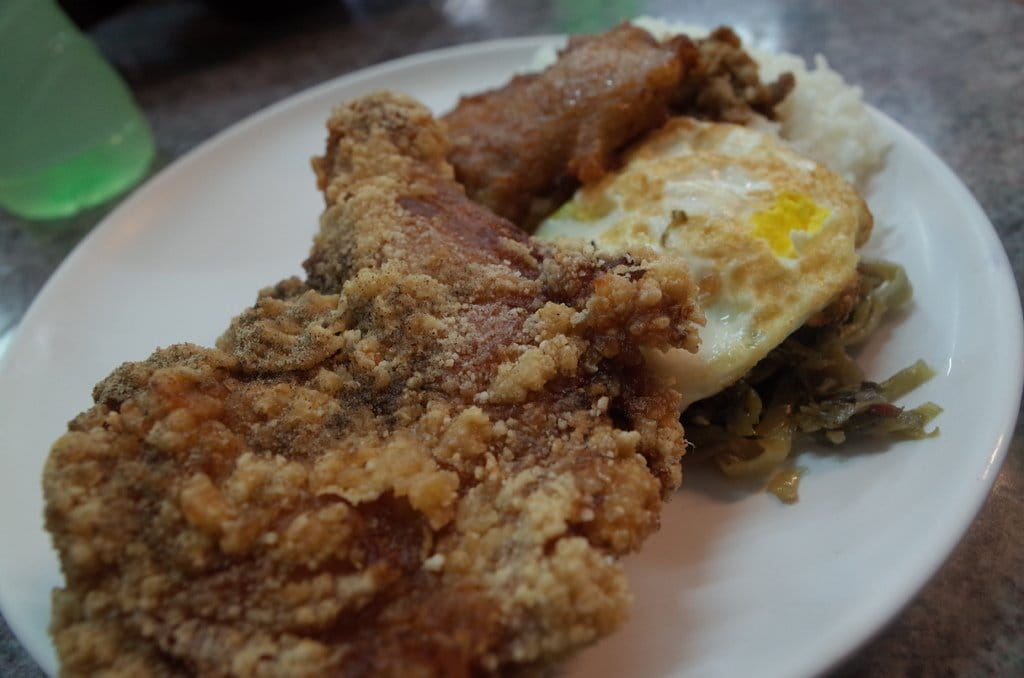 【好食分享】澎湖馬公〝必吃的〞 超人氣燒肉飯 馬路益，豔陽高照還是大排長龍滿滿的人。