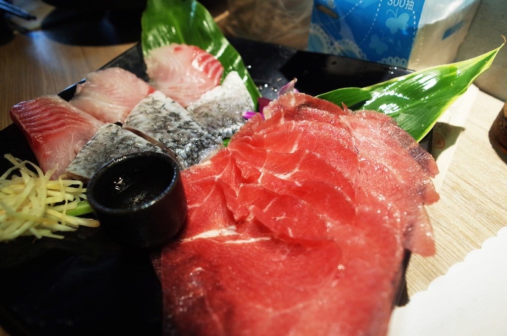 【好食分享】#ad 苗栗頭份美食 7/1號新開幕 湯二木 平價精緻鍋物 ，拍照打卡送燈飲料 必點〝鍋井燒〞