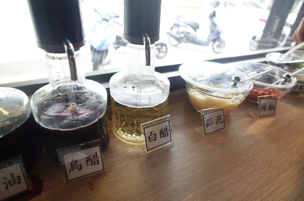 【好食分享】#ad 苗栗頭份美食 7/1號新開幕 湯二木 平價精緻鍋物 ，拍照打卡送燈飲料 必點〝鍋井燒〞