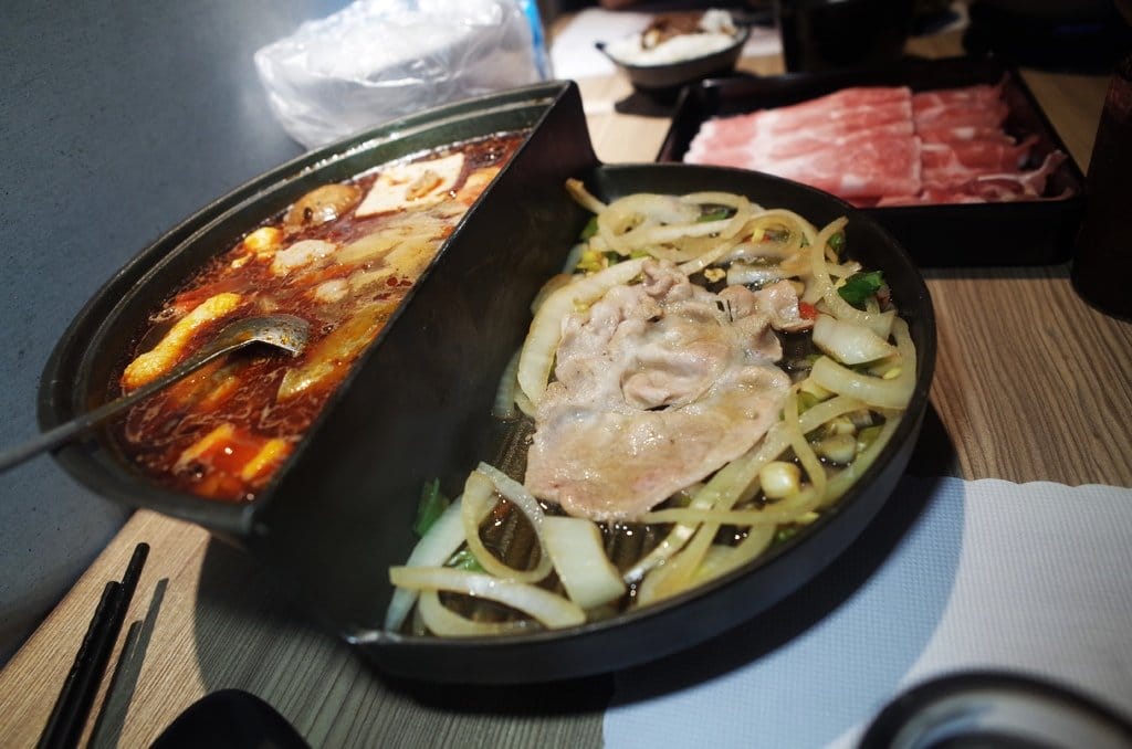 【好食分享】#ad 苗栗頭份美食 7/1號新開幕 湯二木 平價精緻鍋物 ，拍照打卡送燈飲料 必點〝鍋井燒〞