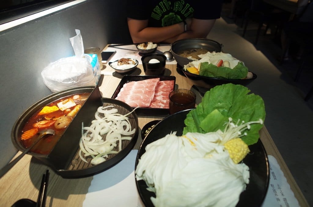 【好食分享】#ad 苗栗頭份美食 7/1號新開幕 湯二木 平價精緻鍋物 ，拍照打卡送燈飲料 必點〝鍋井燒〞