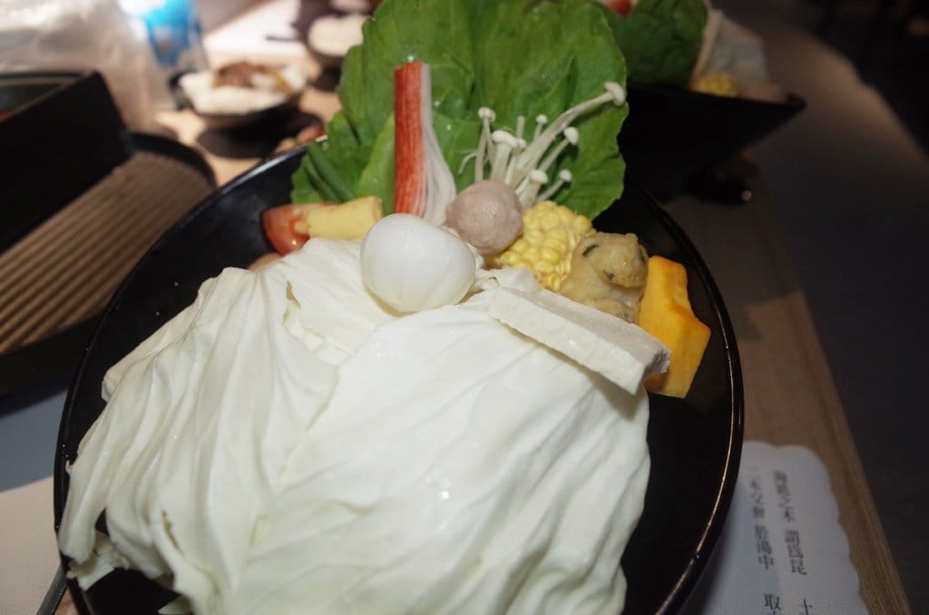 【好食分享】#ad 苗栗頭份美食 7/1號新開幕 湯二木 平價精緻鍋物 ，拍照打卡送燈飲料 必點〝鍋井燒〞