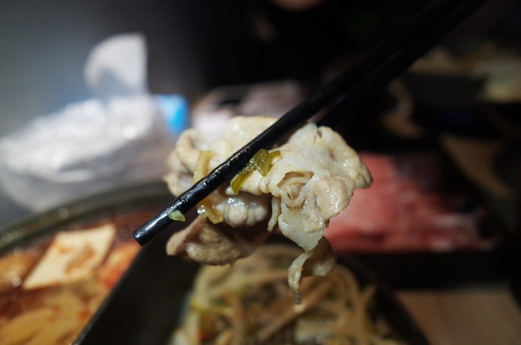 【好食分享】#ad 苗栗頭份美食 7/1號新開幕 湯二木 平價精緻鍋物 ，拍照打卡送燈飲料 必點〝鍋井燒〞