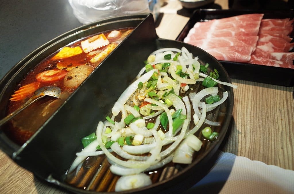 【好食分享】#ad 苗栗頭份美食 7/1號新開幕 湯二木 平價精緻鍋物 ，拍照打卡送燈飲料 必點〝鍋井燒〞