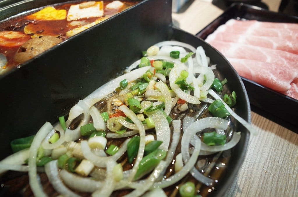 【好食分享】#ad 苗栗頭份美食 7/1號新開幕 湯二木 平價精緻鍋物 ，拍照打卡送燈飲料 必點〝鍋井燒〞