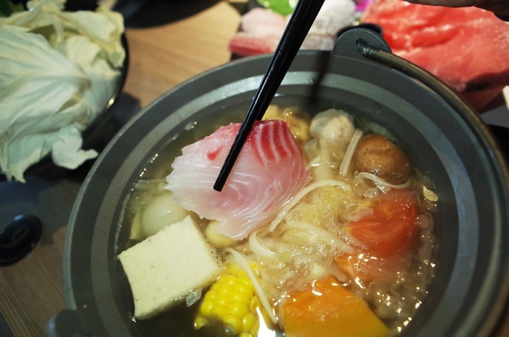 【好食分享】#ad 苗栗頭份美食 7/1號新開幕 湯二木 平價精緻鍋物 ，拍照打卡送燈飲料 必點〝鍋井燒〞