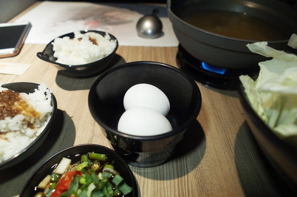 【好食分享】#ad 苗栗頭份美食 7/1號新開幕 湯二木 平價精緻鍋物 ，拍照打卡送燈飲料 必點〝鍋井燒〞