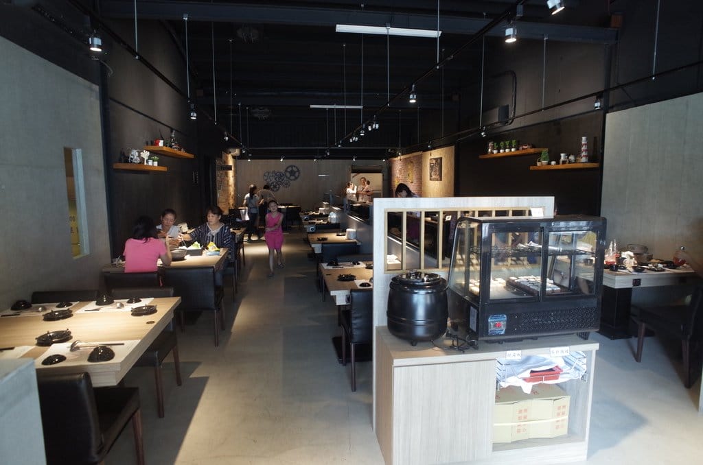 【好食分享】#ad 苗栗頭份美食 7/1號新開幕 湯二木 平價精緻鍋物 ，拍照打卡送燈飲料 必點〝鍋井燒〞