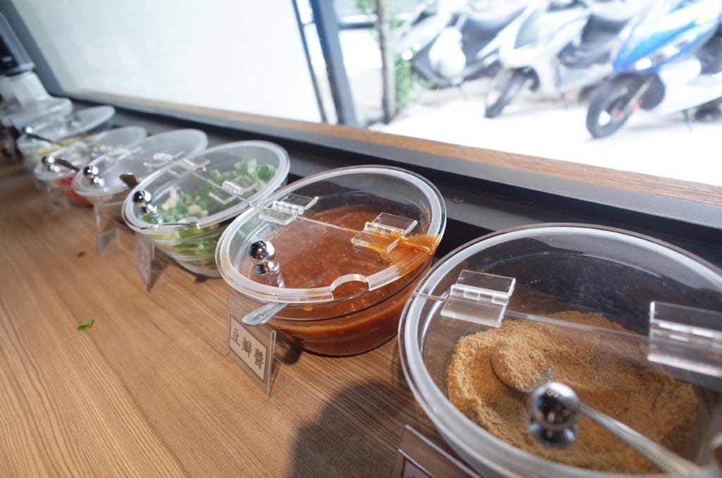 【好食分享】#ad 苗栗頭份美食 7/1號新開幕 湯二木 平價精緻鍋物 ，拍照打卡送燈飲料 必點〝鍋井燒〞