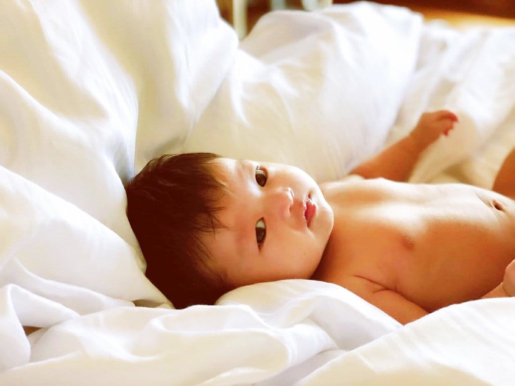 【育兒分享】2M+14D大家都能拍，用手機就能輕鬆拍出的baby沙龍照，父愛大爆棚