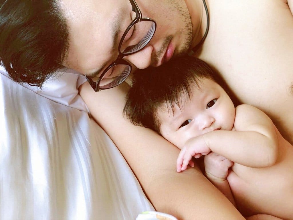 【育兒分享】2M+14D大家都能拍，用手機就能輕鬆拍出的baby沙龍照，父愛大爆棚