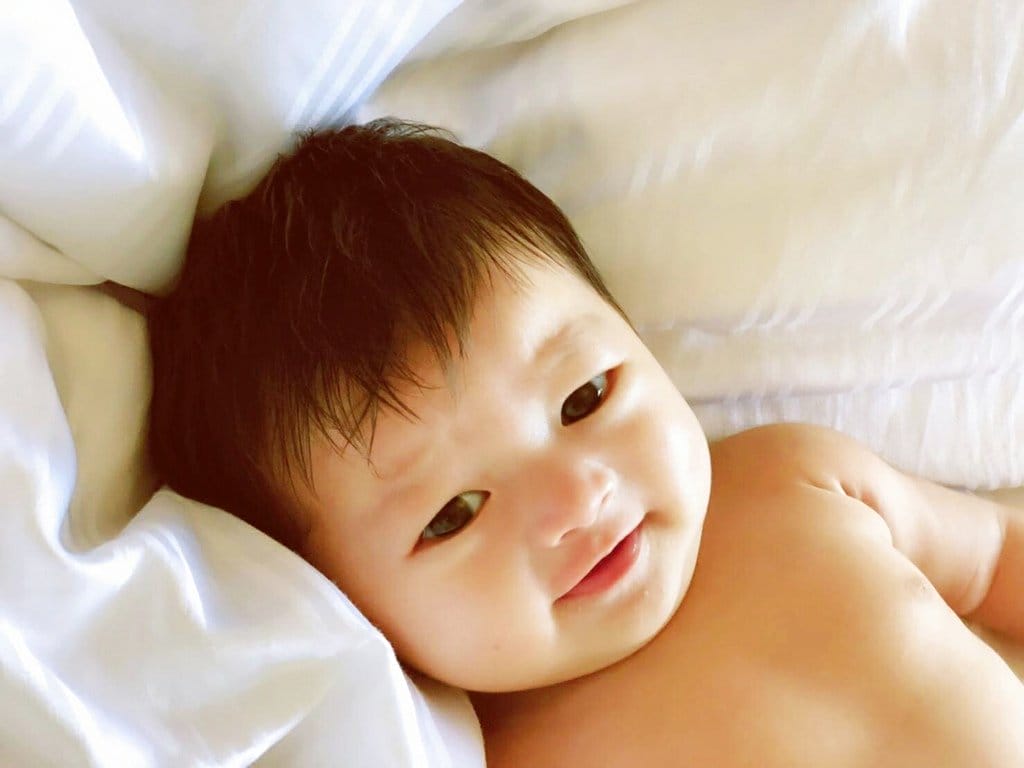 【育兒分享】2M+14D大家都能拍，用手機就能輕鬆拍出的baby沙龍照，父愛大爆棚