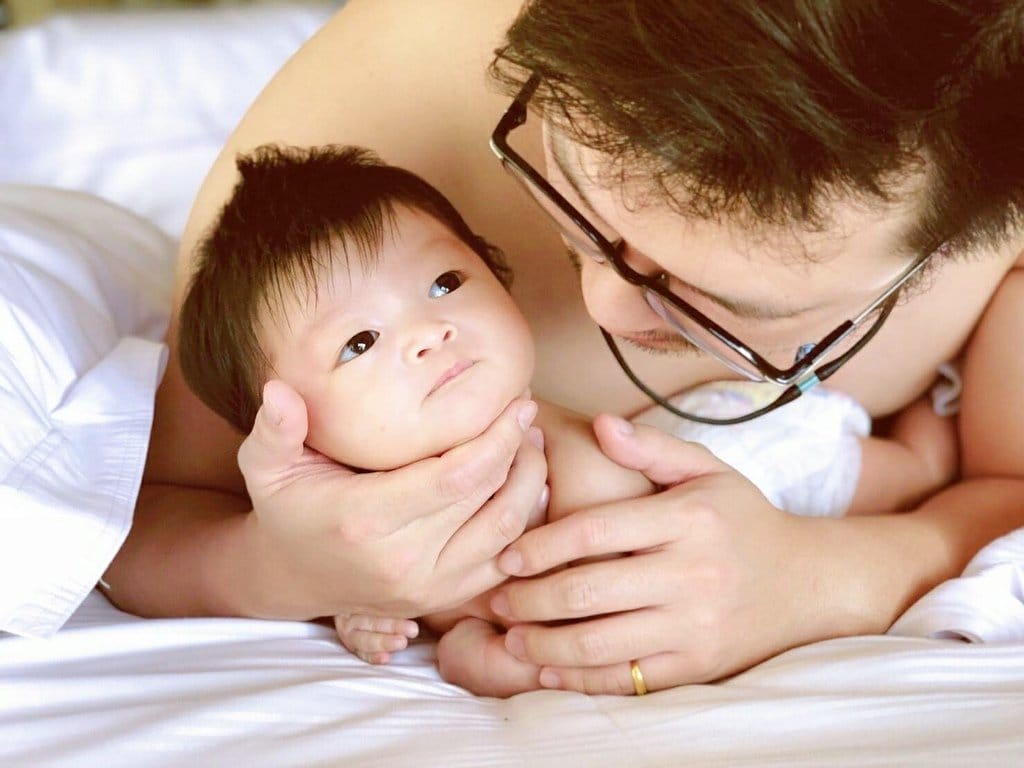 【育兒分享】2M+14D大家都能拍，用手機就能輕鬆拍出的baby沙龍照，父愛大爆棚