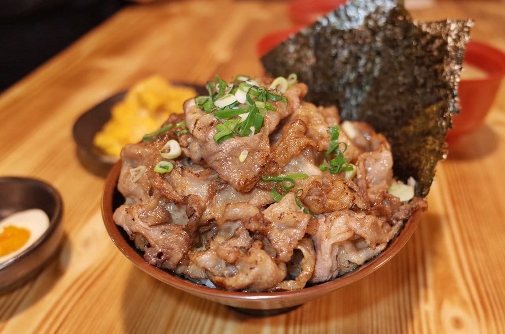 【好食分享】新竹北門街 川牛木石亭 銷魂燒肉丼飯，CP值超高的日式宵夜餐廳