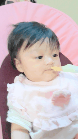 【育兒分享】4M+17D 小布丁的收涎禮物 蒂芬妮藍咬咬全矽膠湯全矽膠匙，Nikki Angel 副食品神物