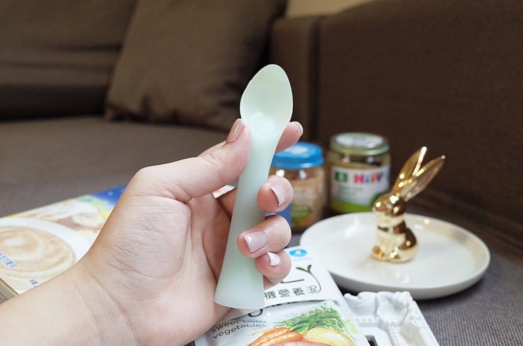 【育兒分享】4M+17D 小布丁的收涎禮物 蒂芬妮藍咬咬全矽膠湯全矽膠匙，Nikki Angel 副食品神物
