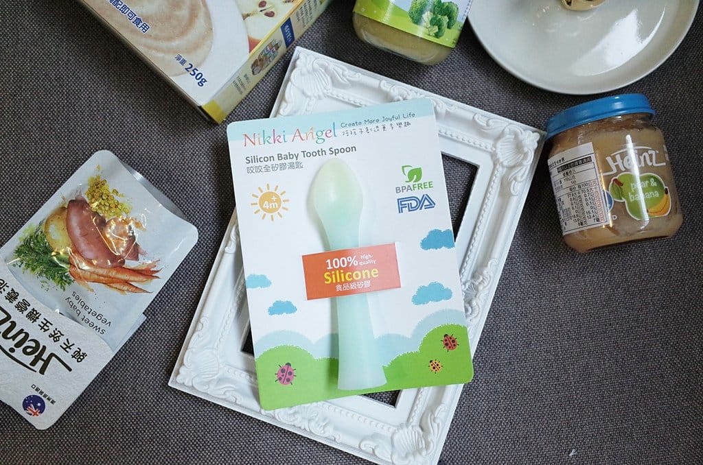 【育兒分享】4M+17D 小布丁的收涎禮物 蒂芬妮藍咬咬全矽膠湯全矽膠匙，Nikki Angel 副食品神物