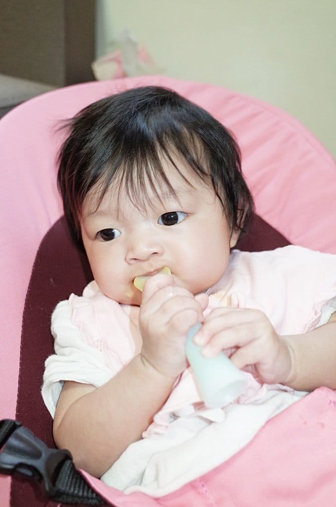 【育兒分享】4M+17D 小布丁的收涎禮物 蒂芬妮藍咬咬全矽膠湯全矽膠匙，Nikki Angel 副食品神物