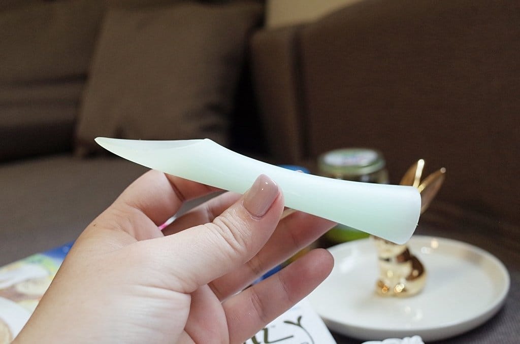 【育兒分享】4M+17D 小布丁的收涎禮物 蒂芬妮藍咬咬全矽膠湯全矽膠匙，Nikki Angel 副食品神物