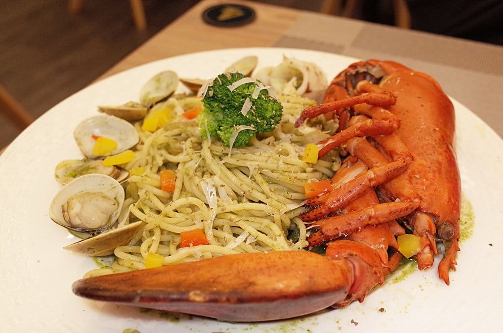 【好食分享】新竹西大路遠百附近Only創意料理，超夢幻的貴婦姊妹約會據點