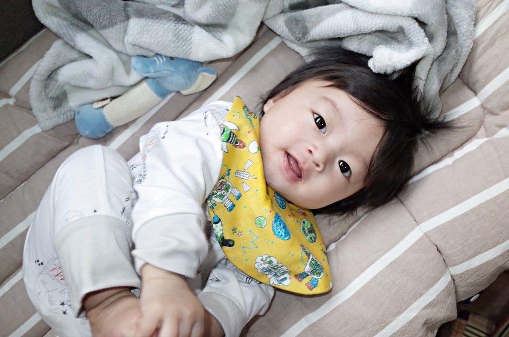 【育兒分享】5M+17D Q波手作收涎禮物，媽咪手工口水巾甜蜜育兒好物推薦