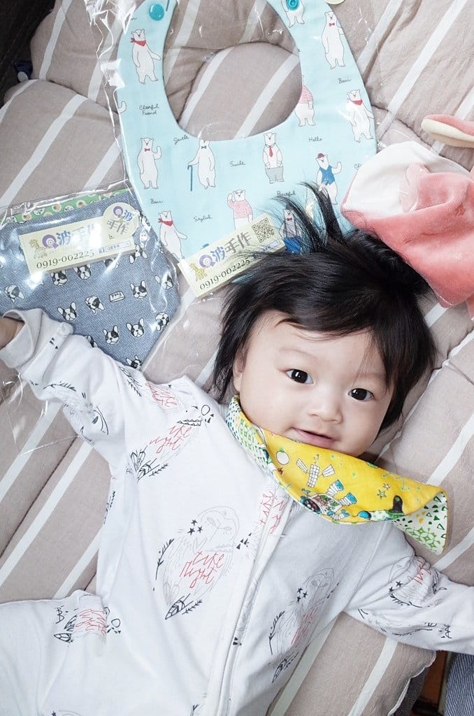 【育兒分享】5M+17D Q波手作收涎禮物，媽咪手工口水巾甜蜜育兒好物推薦