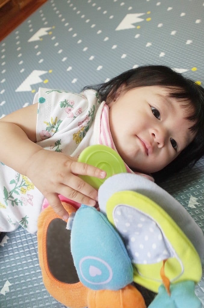 【育兒分享】毛毛蟲寶寶的成長好幫手,北歐 Mang Mang小鹿蔓蔓雙面無毒PVC地墊 - 第10張圖 【育兒分享】毛毛蟲寶寶的成長好幫手,北歐 Mang Mang小鹿蔓蔓雙面無毒PVC地墊