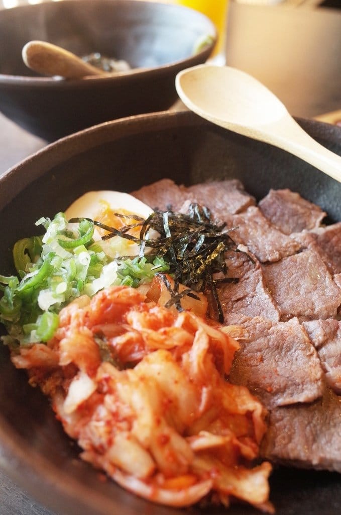 【好食分享】新竹忠孝 極賀燒肉專賣Bar 烤肉免動手專人服務烤到好，下班小酌好去處