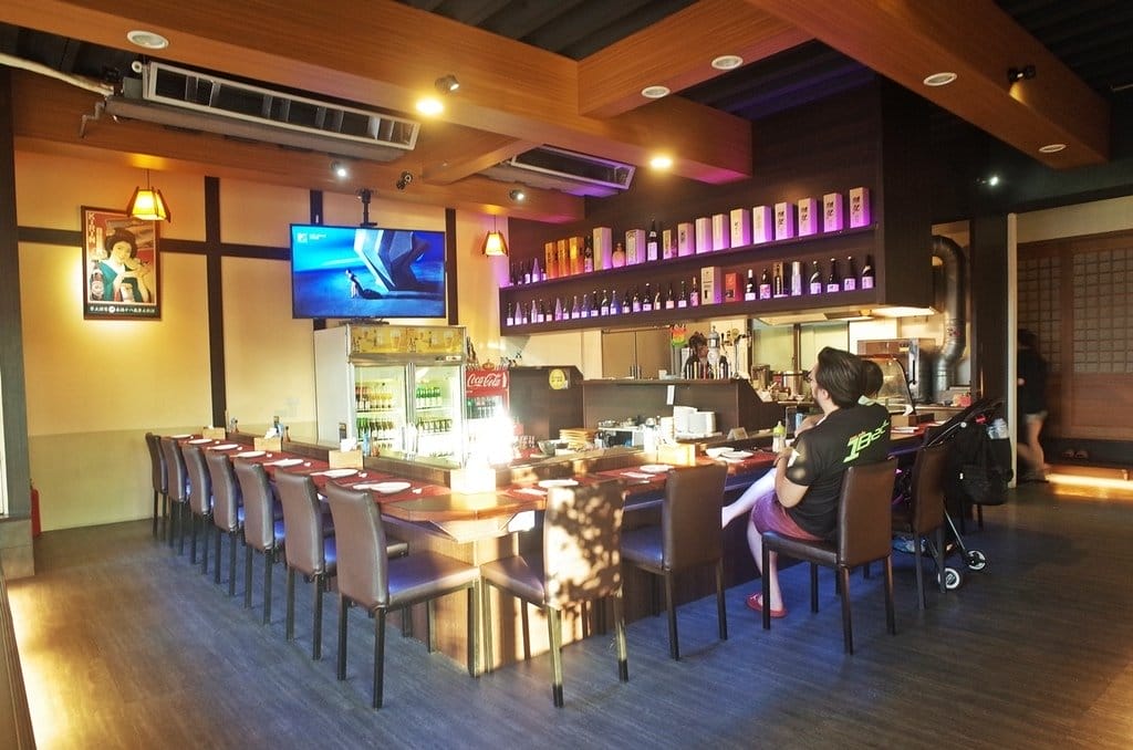 【好食分享】新竹忠孝 極賀燒肉專賣Bar 烤肉免動手專人服務烤到好，下班小酌好去處