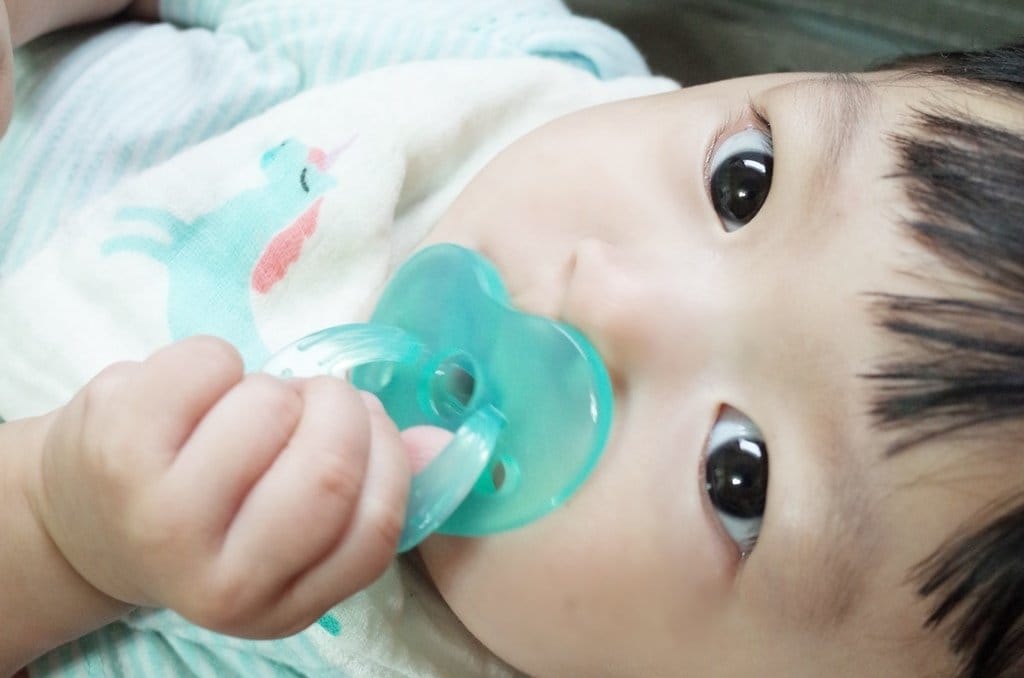 【育兒分享】媽咪寶貝最愛優生矽晶安撫奶嘴微笑新升級PLUS，結構升級通過過敏測試