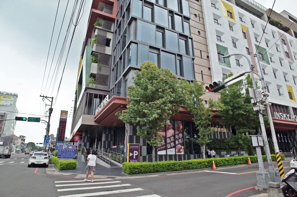 【旅遊分享】台中 ‧ 逢甲 星享道酒店 In Sky Hotel 一家三口的爸爸節之旅之小布丁泳裝美照