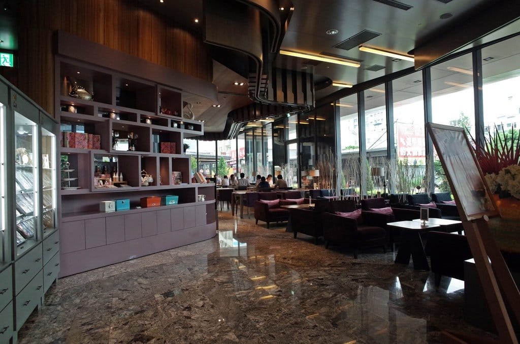 【旅遊分享】台中 ‧ 逢甲 星享道酒店 In Sky Hotel 一家三口的爸爸節之旅之小布丁泳裝美照