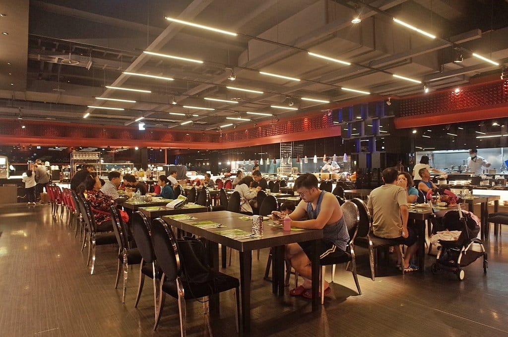 【旅遊分享】台中 ‧ 逢甲 星享道酒店 In Sky Hotel 一家三口的爸爸節之旅之小布丁泳裝美照