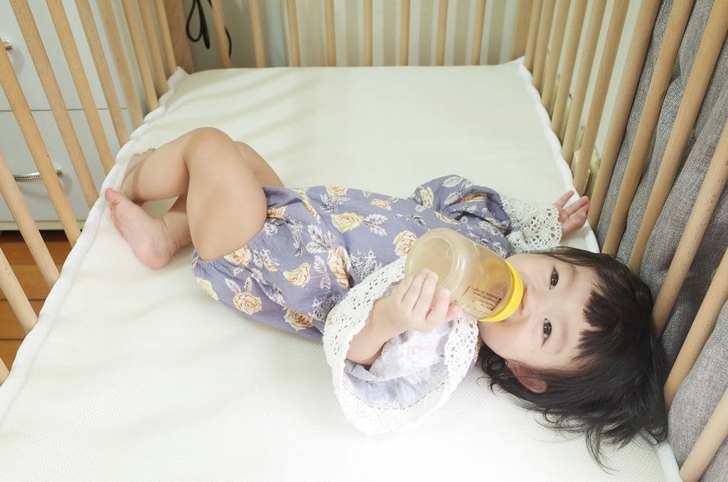 【育兒分享】讓寶寶安穩睡覺的小撇步，真心覺得選對床墊很重要，嬰兒透氣床墊 友村國際-Kumo
