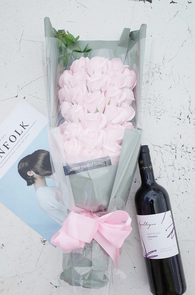 【生活分享】 情人節禮物推薦，禮物輕鬆挑就來愛禮物igift，情人約會必備香皂花束，逼真花瓣超美der.