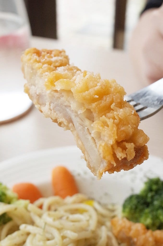 【好食分享】苗栗頭份 近尚順廣場，親子玻璃餐廳 平價超大牛排 餓勢力pasta，義大利麵、焗烤、排餐、炸物