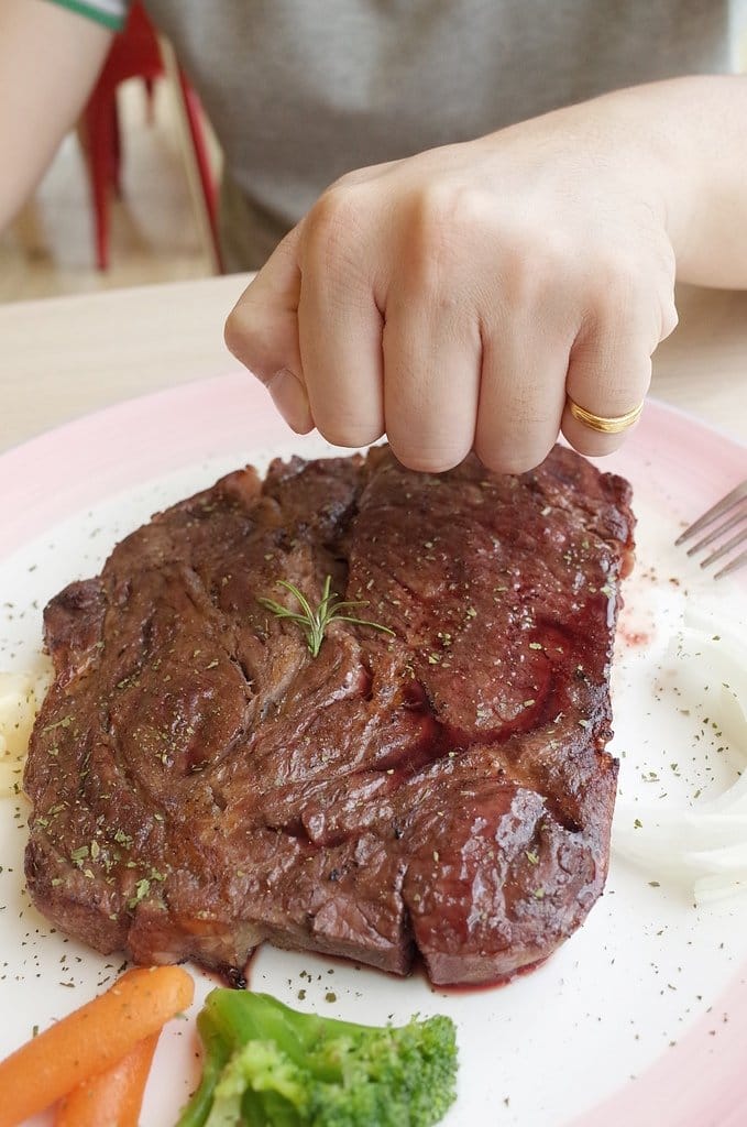 【好食分享】苗栗頭份 近尚順廣場，親子玻璃餐廳 平價超大牛排 餓勢力pasta，義大利麵、焗烤、排餐、炸物