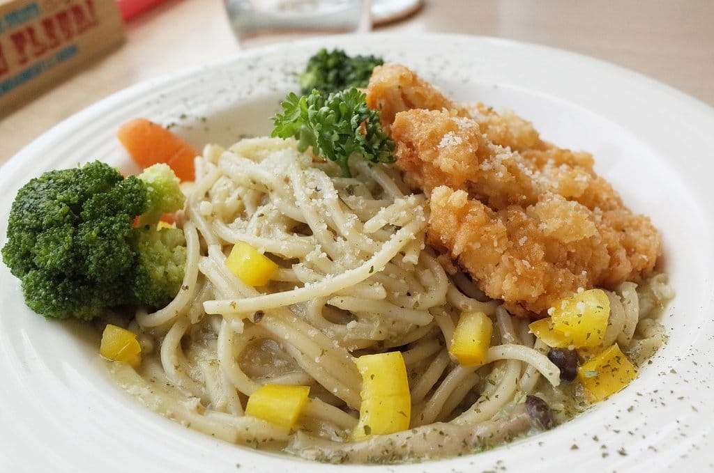 【好食分享】苗栗頭份 近尚順廣場，親子玻璃餐廳 平價超大牛排 餓勢力pasta，義大利麵、焗烤、排餐、炸物