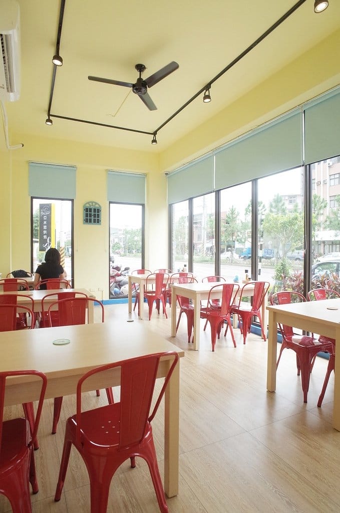 【好食分享】苗栗頭份 近尚順廣場，親子玻璃餐廳 平價超大牛排 餓勢力pasta，義大利麵、焗烤、排餐、炸物