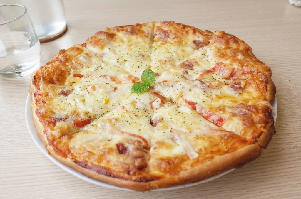 【好食分享】苗栗頭份 近尚順廣場，親子玻璃餐廳 平價超大牛排 餓勢力pasta，義大利麵、焗烤、排餐、炸物