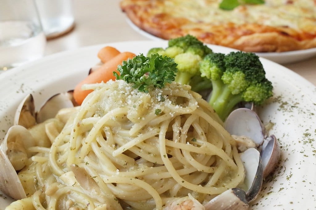 【好食分享】苗栗頭份 近尚順廣場，親子玻璃餐廳 平價超大牛排 餓勢力pasta，義大利麵、焗烤、排餐、炸物