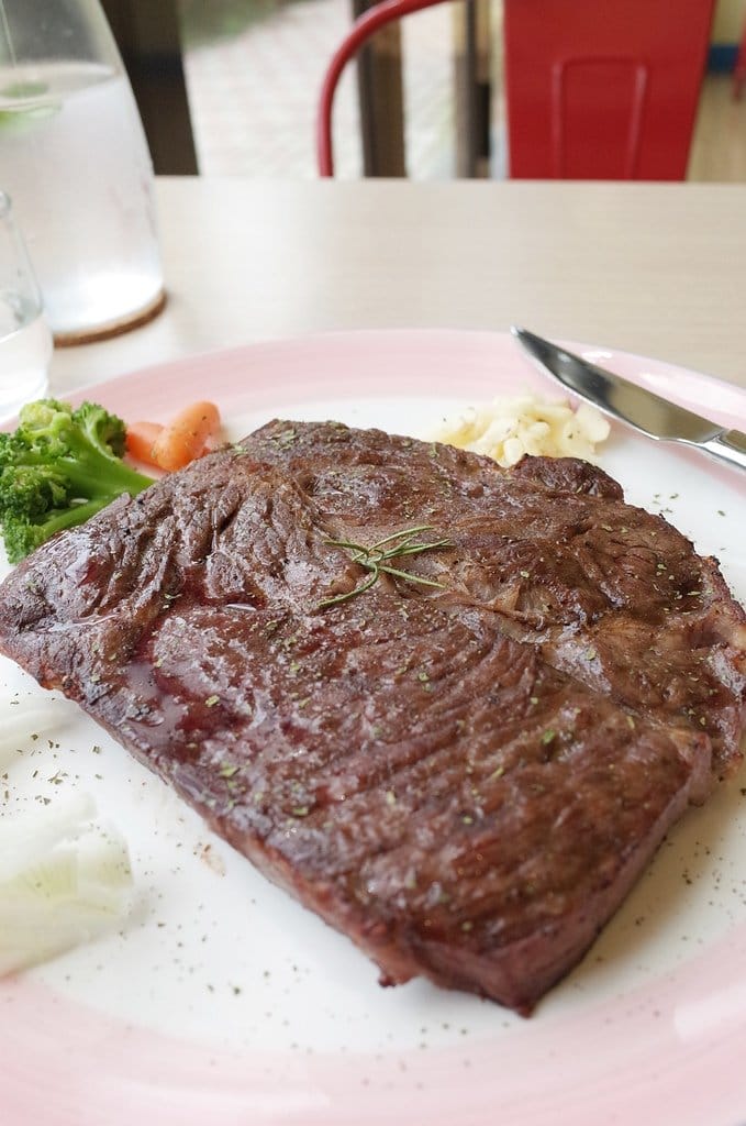 【好食分享】苗栗頭份 近尚順廣場，親子玻璃餐廳 平價超大牛排 餓勢力pasta，義大利麵、焗烤、排餐、炸物