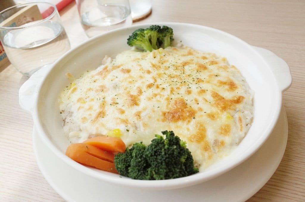 【好食分享】苗栗頭份 近尚順廣場，親子玻璃餐廳 平價超大牛排 餓勢力pasta，義大利麵、焗烤、排餐、炸物