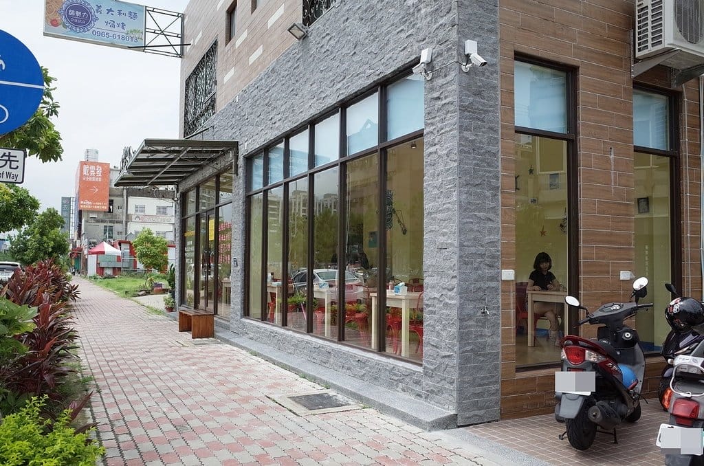 【好食分享】苗栗頭份 近尚順廣場，親子玻璃餐廳 平價超大牛排 餓勢力pasta，義大利麵、焗烤、排餐、炸物