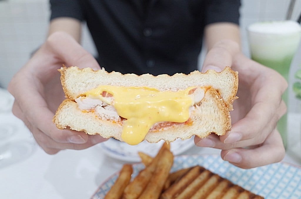 【好食分享】新竹巷弄熱門甜點，近新竹火車站游泳池咖啡店 默默 x Reviver IG打卡熱點