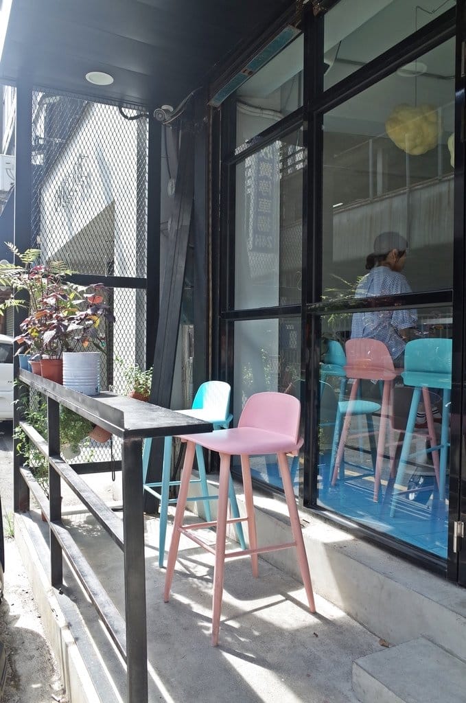 【好食分享】新竹巷弄熱門甜點，近新竹火車站游泳池咖啡店 默默 x Reviver IG打卡熱點