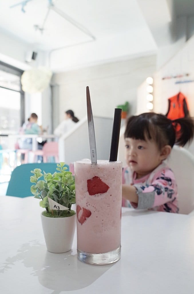 【好食分享】新竹巷弄熱門甜點，近新竹火車站游泳池咖啡店 默默 x Reviver IG打卡熱點