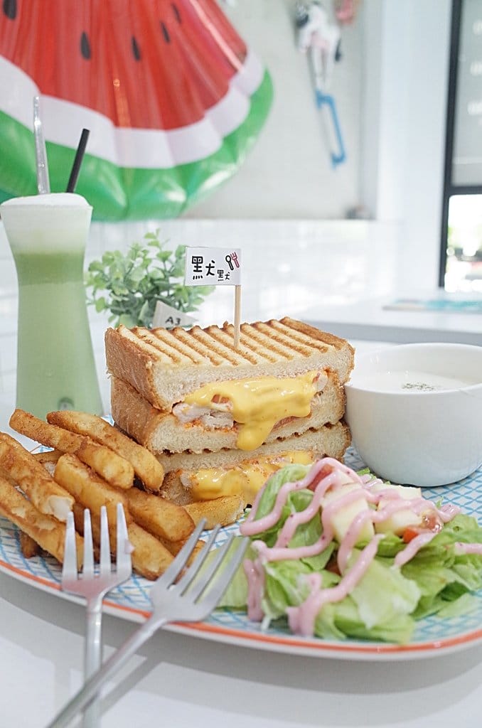 【好食分享】新竹巷弄熱門甜點，近新竹火車站游泳池咖啡店 默默 x Reviver IG打卡熱點